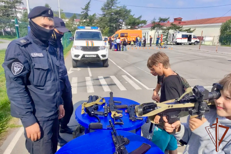 ОМОН «Гвардеец» провел познавательное мероприятие с юными магаданцами