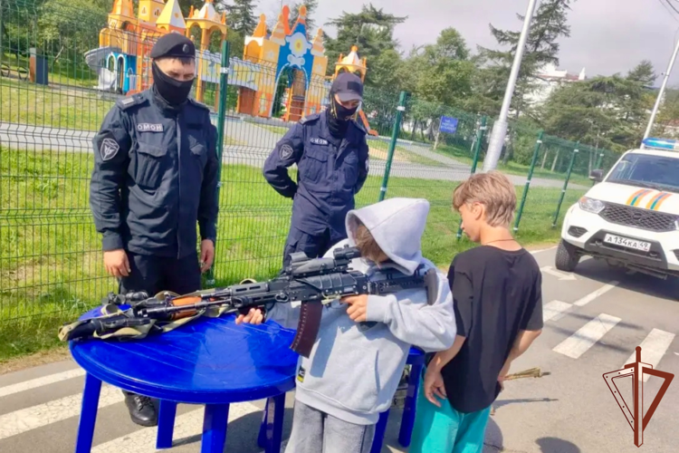 ОМОН «Гвардеец» провел познавательное мероприятие с юными магаданцами