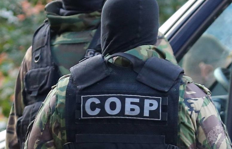 Сотрудники СОБР помогли задержать мужчину с наркотическим веществом