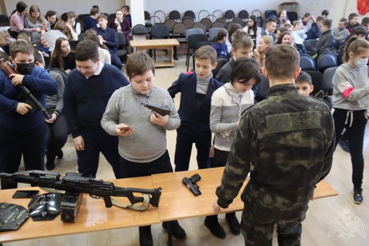 Росгвардейцы провели уроки мужества для юных магаданцев