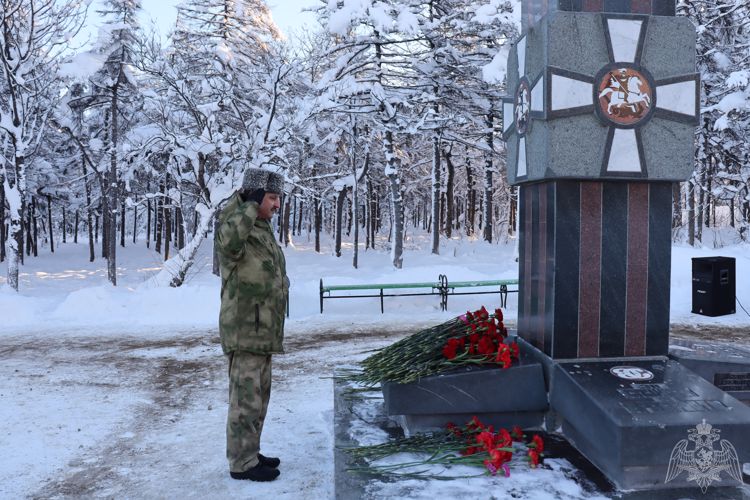 Сотрудники и военнослужащие Управления Росгвардии по Магаданской области почтили память коллег, погибших в локальных военных конфликтах
