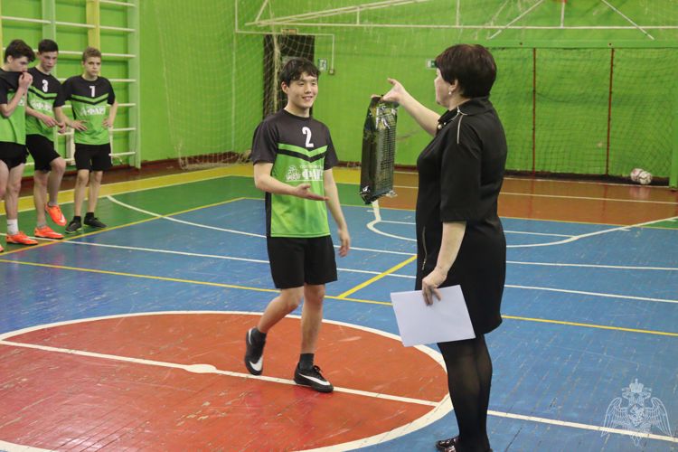 В Магаданском областном детском доме прошел турнир по мини-футболу между командами «Зеленый остров» и «Росгвардейцы»