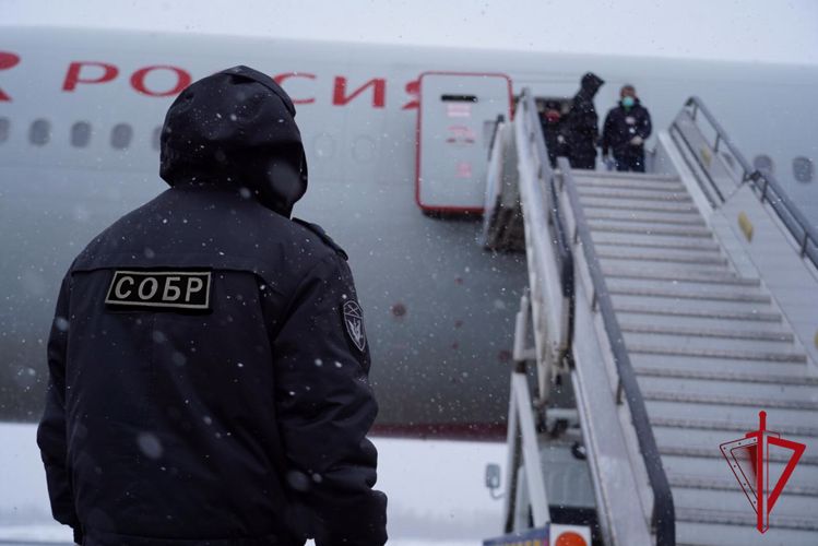 Сотрудник СОБР обезвредил дебошира на борту воздушного судна