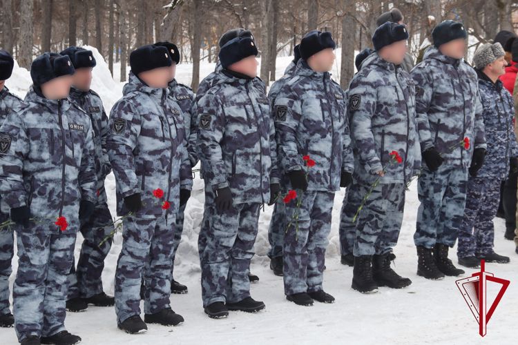 В Магадане росгвардейцы почтили память воинов, исполнявших служебный долг за пределами Отечества