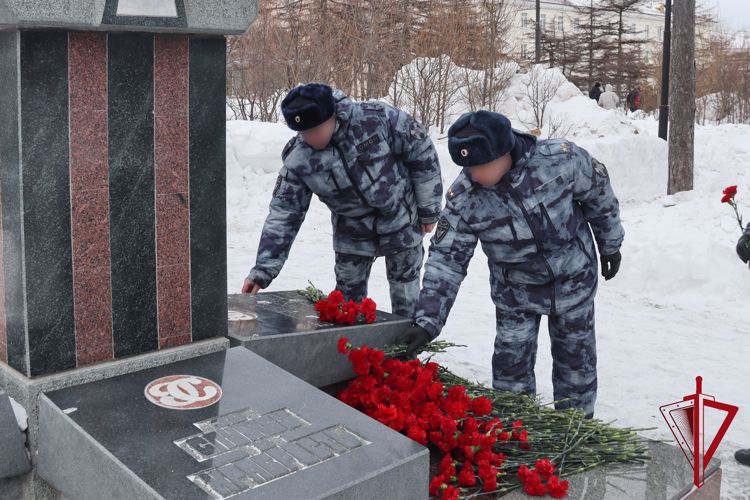 В Магадане росгвардейцы почтили память воинов, исполнявших служебный долг за пределами Отечества