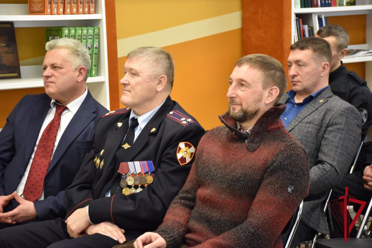 Торжественная встреча ветеранов и сотрудников магаданского СОБР прошла в библиотеке им. О.Куваева