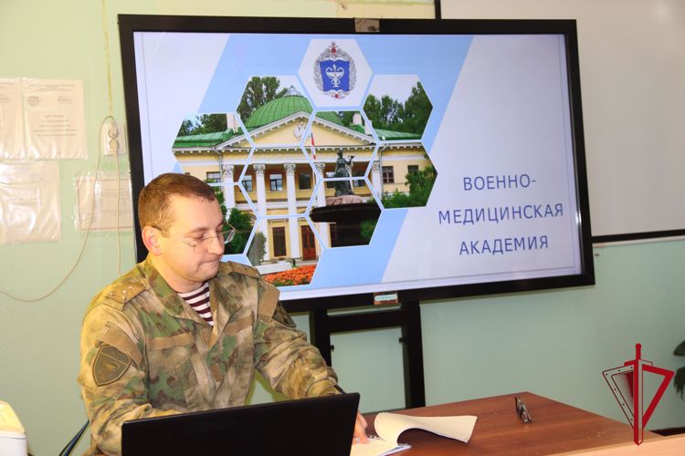 Военнослужащий Управления Росгвардии по Магаданской области рассказал школьникам о профессии военного врача