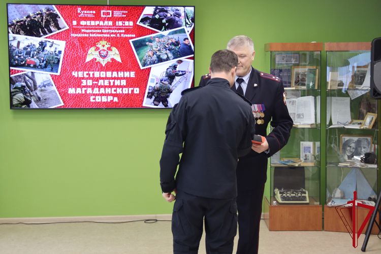 Торжественная встреча ветеранов и сотрудников магаданского СОБР прошла в библиотеке им. О.Куваева