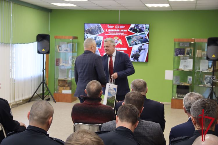 Торжественная встреча ветеранов и сотрудников магаданского СОБР прошла в библиотеке им. О.Куваева