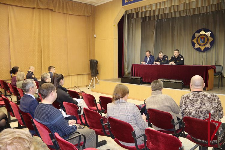 Сотрудники центра лицензионно-разрешительной работы Росгвардии совместно с региональным отраслевым объединением работодателей провели семинар-совещание в Магадане