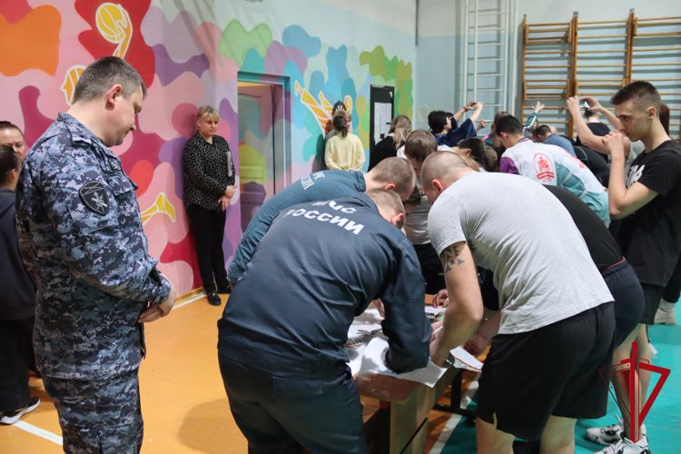 В Магадане сотрудники и военнослужащие Росгвардии приняли участие в эстафете «Один день в армии»