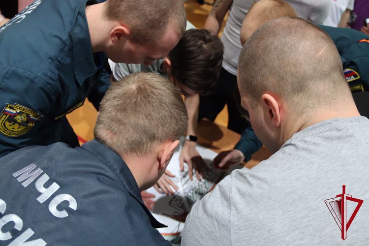 В Магадане сотрудники и военнослужащие Росгвардии приняли участие в эстафете «Один день в армии»