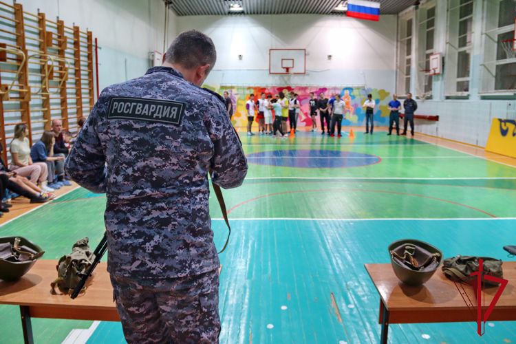 В Магадане сотрудники и военнослужащие Росгвардии приняли участие в эстафете «Один день в армии»