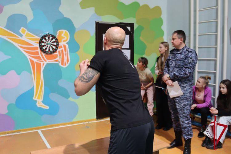 В Магадане сотрудники и военнослужащие Росгвардии приняли участие в эстафете «Один день в армии»