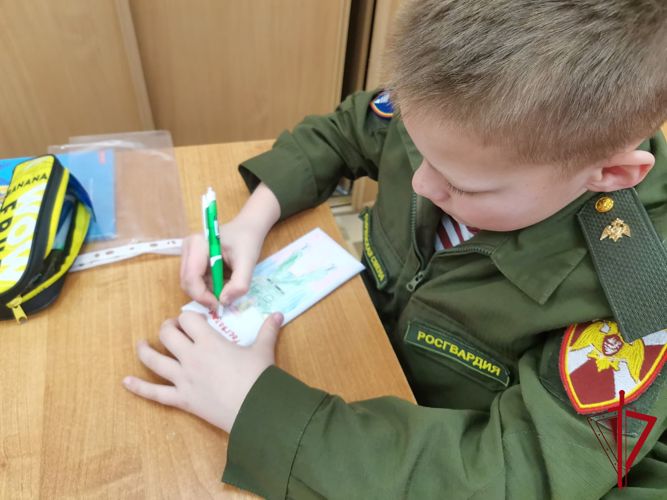 Школьники отправили письма магаданцам - участникам СВО