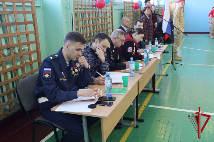 Росгвардейцы стали почетными членами жюри городских смотров строя и песни