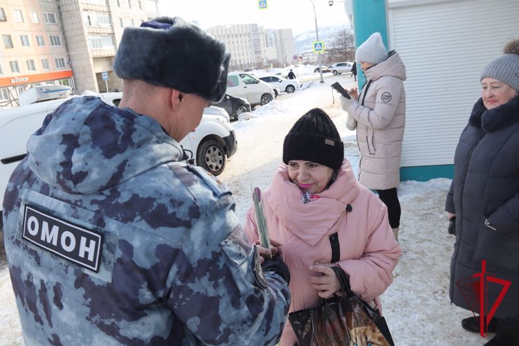 Росгвардейцы поздравили жительниц Магадана с Международным женским днем