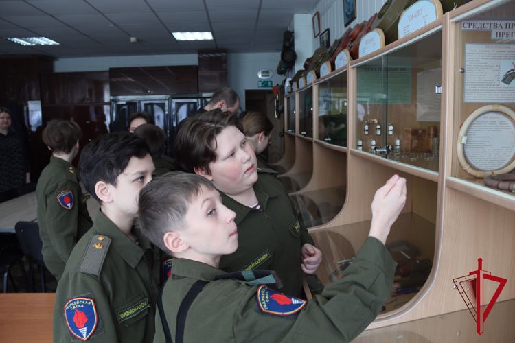 В ОМОН «Гвардеец» Управления Росгвардии по Магаданской области прошел день открытых дверей