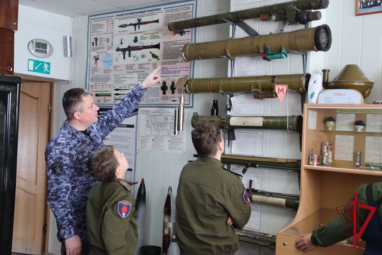 В ОМОН «Гвардеец» Управления Росгвардии по Магаданской области прошел день открытых дверей