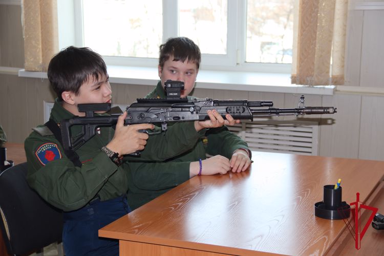 В ОМОН «Гвардеец» Управления Росгвардии по Магаданской области прошел день открытых дверей