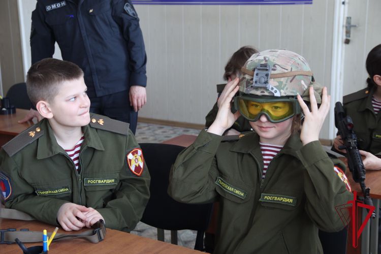 В ОМОН «Гвардеец» Управления Росгвардии по Магаданской области прошел день открытых дверей