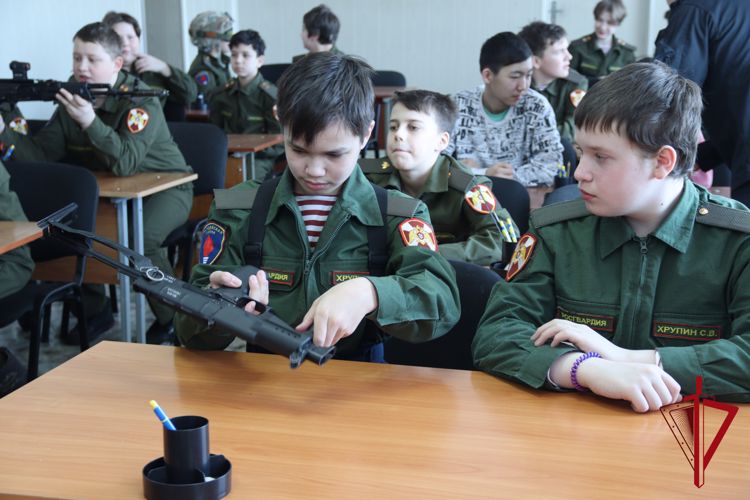 В ОМОН «Гвардеец» Управления Росгвардии по Магаданской области прошел день открытых дверей