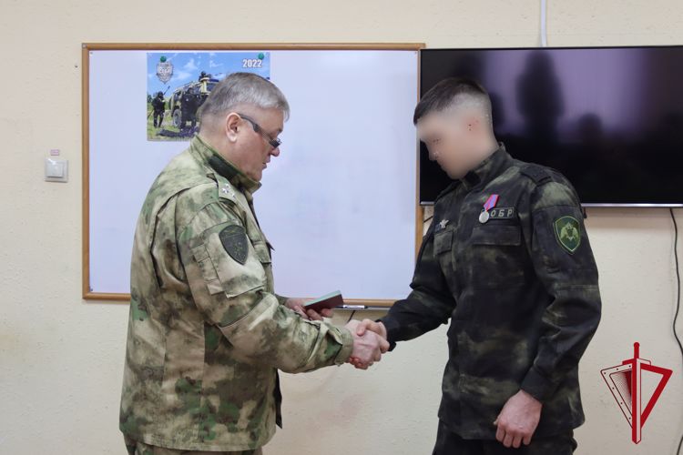 Магаданским росгвардейцам вручили государственные и ведомственные награды в преддверии профессионального праздника