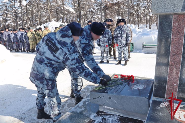 Магаданским росгвардейцам вручили государственные и ведомственные награды в преддверии профессионального праздника