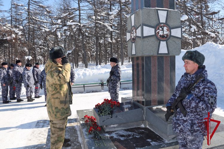 Магаданским росгвардейцам вручили государственные и ведомственные награды в преддверии профессионального праздника