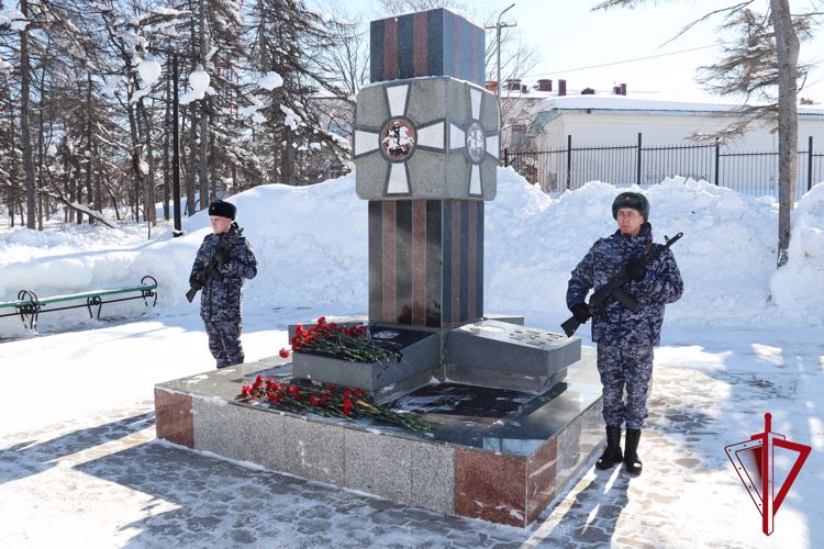 Магаданским росгвардейцам вручили государственные и ведомственные награды в преддверии профессионального праздника