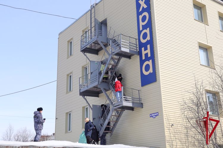 В Магадане состоялись вторые совместные пожарно-тактические занятия сотрудников Росгвардии и ГУ МЧС России по Магаданской области