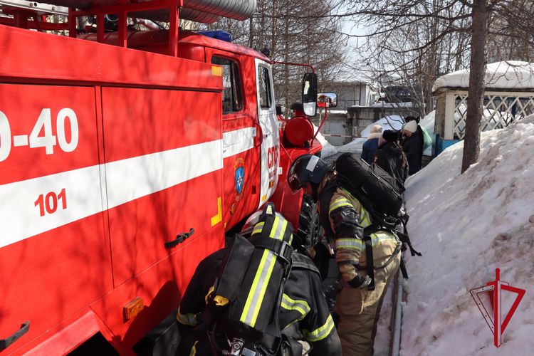 В Магадане состоялись вторые совместные пожарно-тактические занятия сотрудников Росгвардии и ГУ МЧС России по Магаданской области