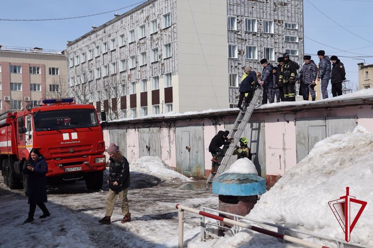 В Магадане состоялись вторые совместные пожарно-тактические занятия сотрудников Росгвардии и ГУ МЧС России по Магаданской области
