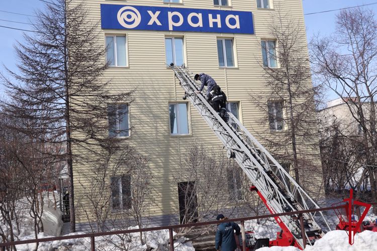 В Магадане состоялись вторые совместные пожарно-тактические занятия сотрудников Росгвардии и ГУ МЧС России по Магаданской области