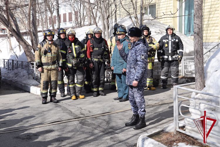 В Магадане состоялись вторые совместные пожарно-тактические занятия сотрудников Росгвардии и ГУ МЧС России по Магаданской области
