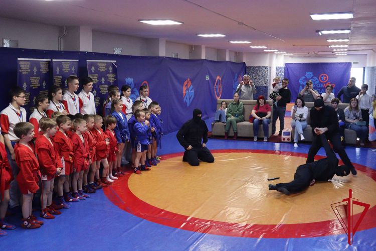 Магаданские бойцы СОБР и ОМОН провели показательное выступление