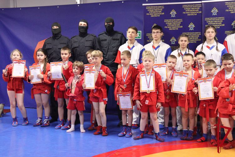 Магаданские бойцы СОБР и ОМОН провели показательное выступление
