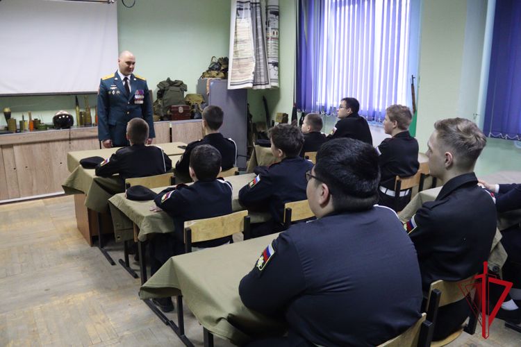 Военнослужащий магаданского управления Росгвардии встретился с курсантами центра военно-патриотического воспитания молодежи "Подвиг"