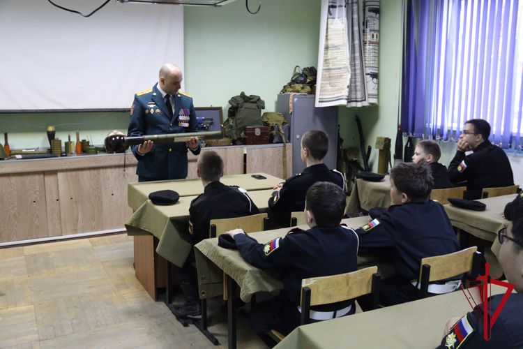 Военнослужащий магаданского управления Росгвардии встретился с курсантами центра военно-патриотического воспитания молодежи "Подвиг"