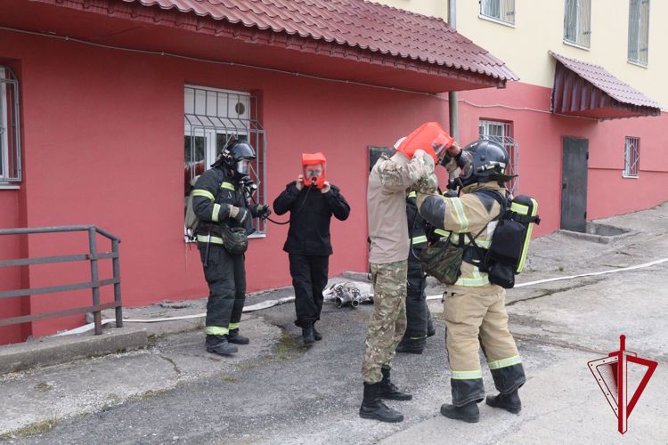 Сотрудники Росгвардии и МЧС ликвидировали условное возгорание в ходе учений