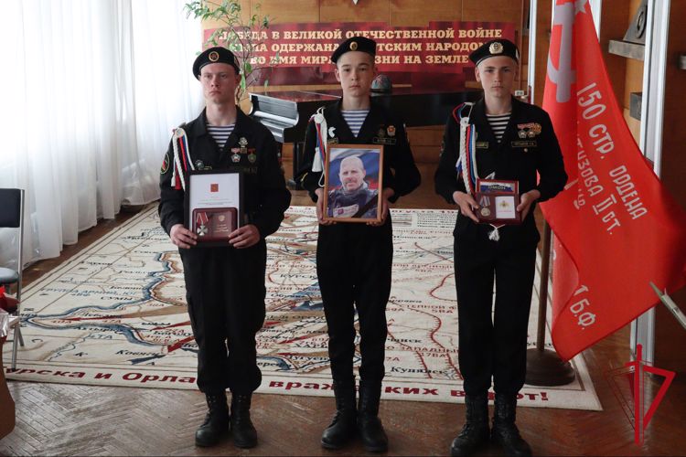 В Магадане семье героя специальной военной операции вручили государственную награду
