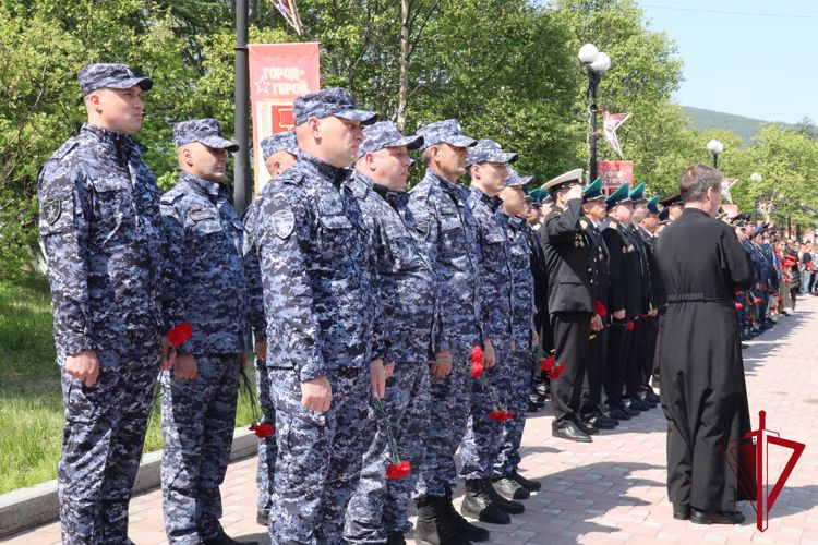 В МАГАДАНЕ РОСГВАРДЕЙЦЫ ПОЧТИЛИ ПАМЯТЬ ПАВШИХ В ГОДЫ ВЕЛИКОЙ ОТЕЧЕСТВЕННОЙ ВОЙНЫ