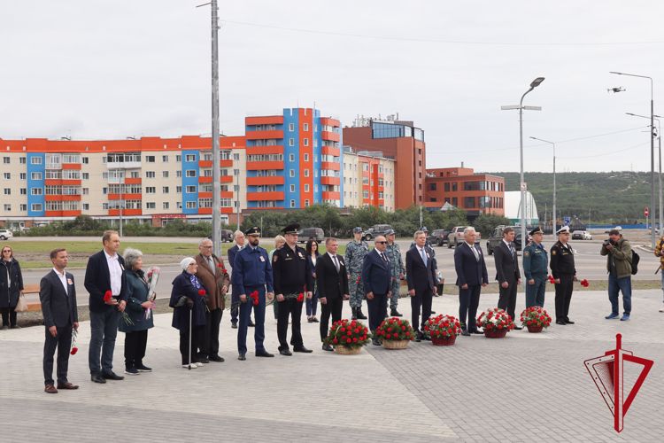 В День города руководство Управления Росгвардии по Магаданской области Магадане приняло участие в возложении цветов