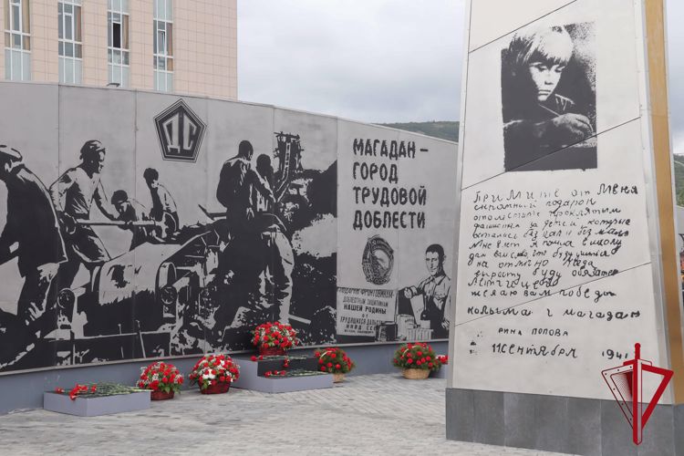 В День города руководство Управления Росгвардии по Магаданской области Магадане приняло участие в возложении цветов