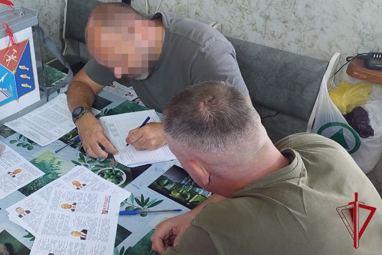 Магаданские росгвардейцы, которые выполняют боевые задачи в зоне СВО, приняли участие в досрочном голосовании на выборах губернатора области