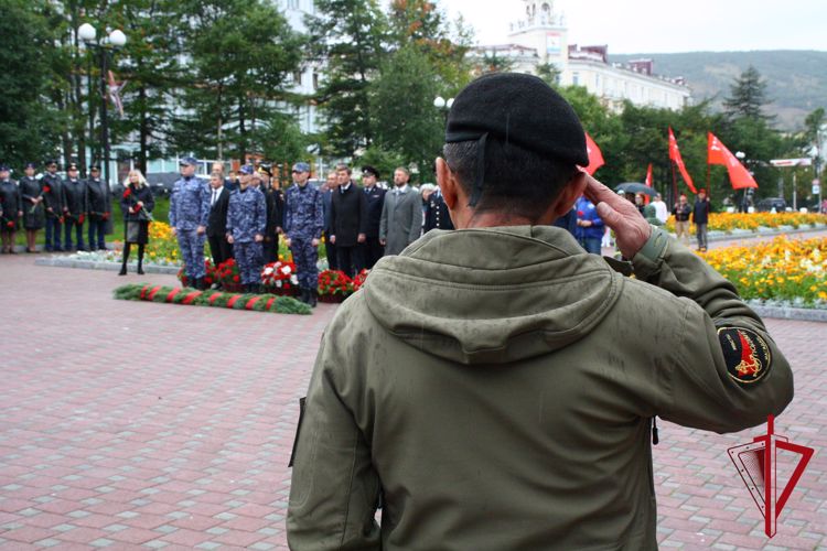 В Магадане военнослужащие и сотрудники Росгвардии почтили память героев