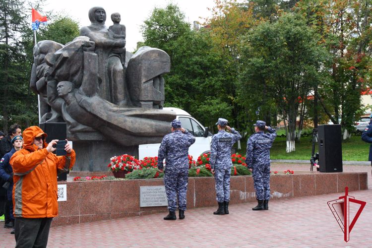 В Магадане военнослужащие и сотрудники Росгвардии почтили память героев