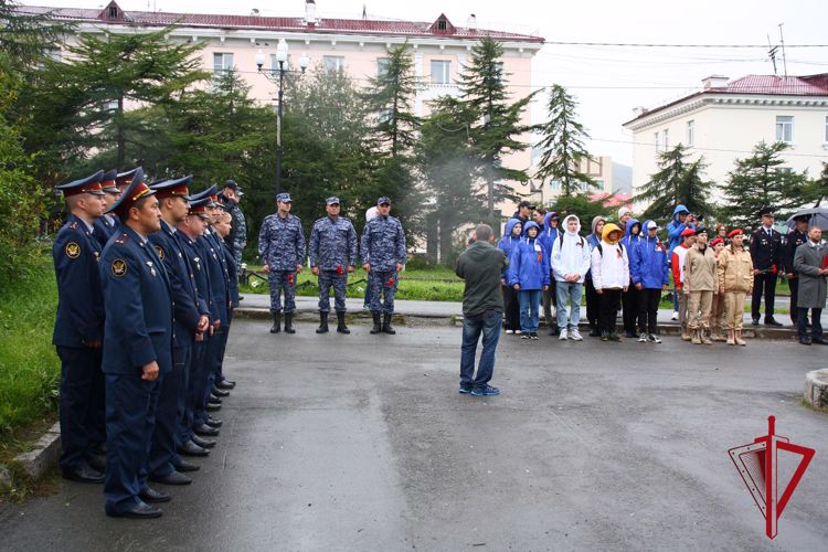 В Магадане военнослужащие и сотрудники Росгвардии почтили память героев