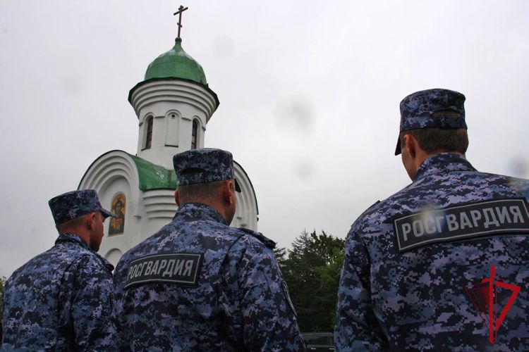 В Магадане военнослужащие и сотрудники Росгвардии почтили память героев
