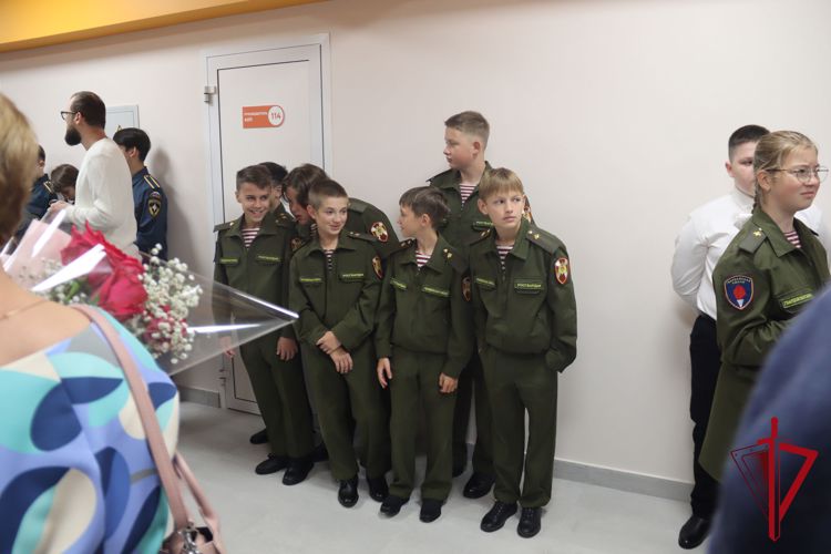 Магаданские Росгвардейцы встретились с воспитанниками профильного кадетского класса